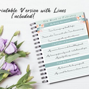 Puede incluir: Un diario de afirmaciones semanales imprimible con un dise&ntilde;o floral y p&aacute;ginas rayadas. El diario incluye indicaciones para la gratitud, el amor propio y la manifestaci&oacute;n de la abundancia. El texto en la p&aacute;gina dice "4&ordf; semana de febrero, Mis afirmaciones semanales".