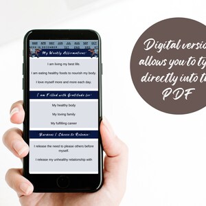 Puede incluir: Un planificador de afirmaciones semanales imprimible digital con un dise&ntilde;o azul y blanco. El planificador incluye secciones para afirmaciones semanales, gratitud y cosas para liberar. El texto en el planificador dice "Mis afirmaciones semanales", "Estoy lleno de gratitud por" y "Las cargas que elijo liberar".