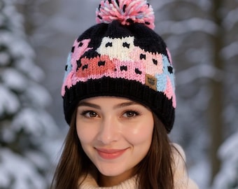 Ręcznie robiony na drutach zestaw czapki i rękawiczek dla kota: tęczowa czapka z pomponami