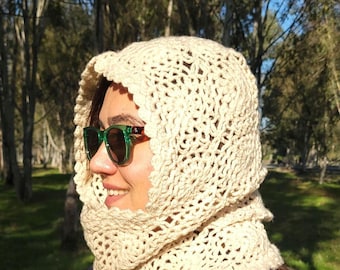 Ręcznie robiony na szydełku kwadratowy szalik-kominiarka z alpaki w kolorze kości słoniowej