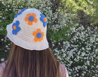 かぎ針編みのバケットハット：オレンジとブルーの花があしらわれた