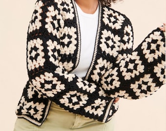 Kardigan z kwadratowego materiału „grandma square”: dzianinowa kurtka z bawełny w kolorze czarnym i kości słoniowej