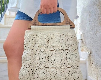 Borsa beige all'uncinetto Grandma Square: borsa hobo boho fatta a mano con manici in legno