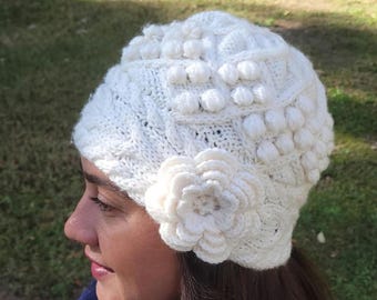 Ręcznie robiona kremowa dzianinowa czapka beanie: czapka w kwiaty w stylu vintage w groszki