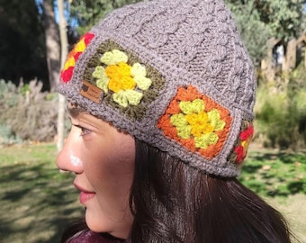 Ręcznie robiona czapka Grandma Square Beanie: motyw kwiatowy w odcieniach ziemi