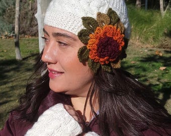 Ręcznie robiona czapka z motywem kwiatów: zimowa czapka z dzianiny kablowej w kolorze kości słoniowej