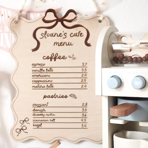 Enseigne de cuisine jouet personnalisée pour enfant | Menu de cuisine de café pour enfants | Menu en bois de jeu de café en bois | Plaque décorative personnalisée pour salle de jeux | Menu Lecture