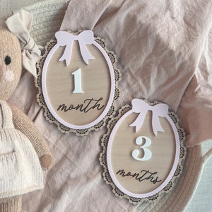 Ensemble d'étapes importantes en bois, marqueur d'étape importante pour bébé, cartes d'étape importantes pour bébé, cartes d'étapes interchangeables avec nœud en dentelle en bois, cadeau de baby shower