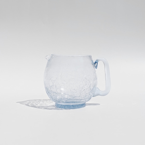 pichet vintage en verre bleu glacier craquelé | Pichet moderniste en verre soufflé à la main avec poignée appliquée | Pichet style MCM en verre craquelé