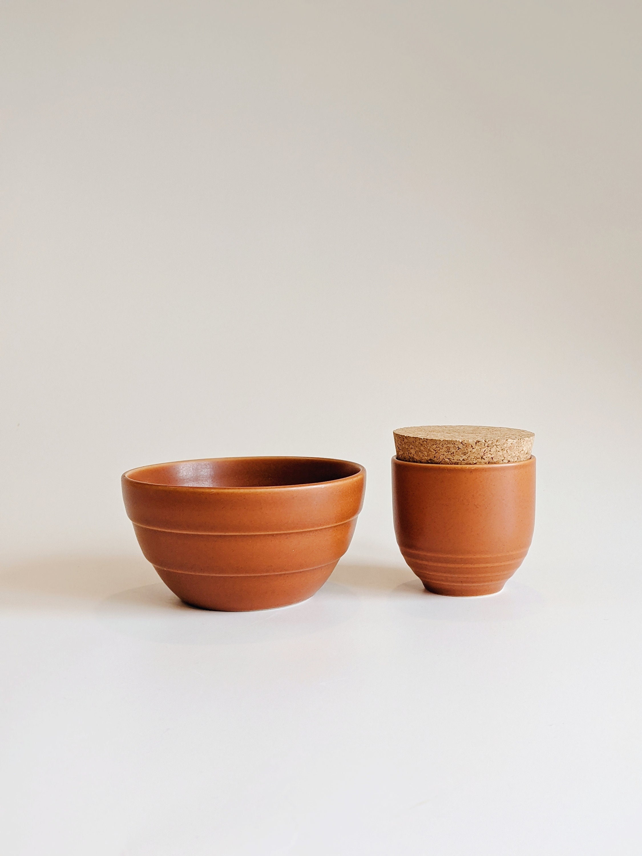 ensemble bol et bocal en céramique höganäs sweden | batterie de cuisine scandinave ensemble rangement orange terracotta pot avec couvercle liège