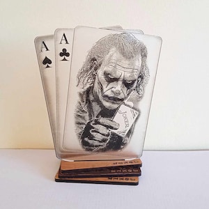Estatua única del Joker con base de roble: regalo personalizado para jugadores de cartas. figuras del comodín