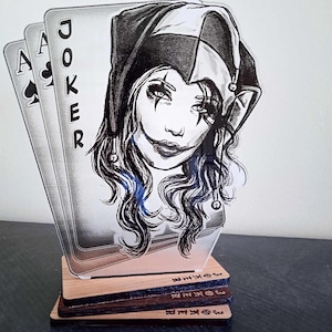 Statue de joker en acrylique avec base en chêne - Cadeau déco unique gravé au laser, cadeau personnalisé