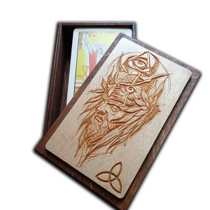 kaarten dek waarzeggerij. tarotkaarten in een houten kist. waarzeggerij solitairen. cadeau waarzeggerij set. Rider Waite-kaartspel.