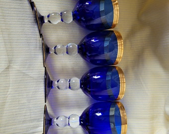 Wunderschöne blaue Gläser mit Gold