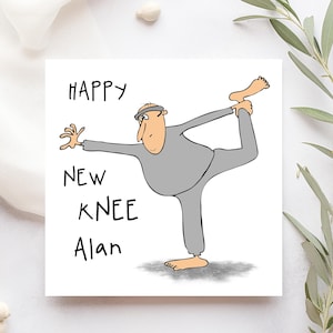 Könnte beinhalten: Eine weiße quadratische Grußkarte mit einer Cartoon-Illustration einer Person in einer Yoga-Pose. Die Person trägt graue Kleidung und ein Stirnband. Der Text auf der Karte lautet "HAPPY NEW KNEE Alan".