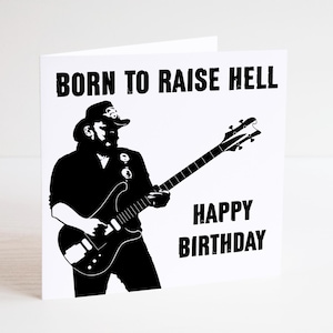 Könnte beinhalten: Schwarz-weiße Geburtstagskarte mit der Silhouette eines Gitarre spielenden Musikers. Der Text "BORN TO RAISE HELL" steht oben und "HAPPY BIRTHDAY" unten auf der Karte.
