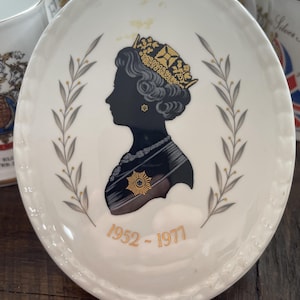 Queen Elizabeth II - Royal Commemorative Plaque  Silver Jubilee - Coalport