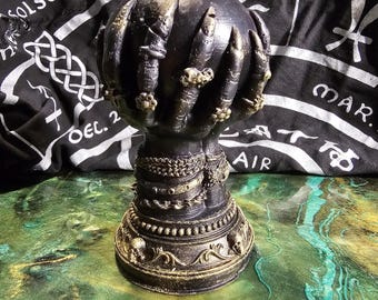 Manos de bruja con vela orbe