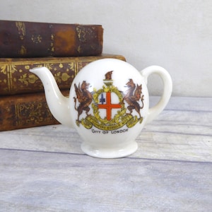 Vintage arms of the City of London Crested China Miniature Teapot Souvenir / London keepsake / South East England