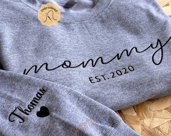 Embroidered Mommy Sweatshirt, Custom Mommy Sweatshirt with Date and Kids Names on Sleeve, Mommy Embroidered Sweatshirt, Mothers Day Gift