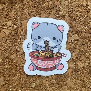 Süße kleine Manga Katze, die etwas Ramen-Nudel-Aufkleber isst Aufkleber Ramen-Nudel-Aufkleber Ramen-Aufkleber Katzenliebhaber-Aufkleber - matte Oberfläche