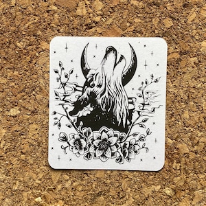 Pegatina de lobo aullador esotérico Pegatina pagana Pegatina de niño de la luna Mantente salvaje Pegatina de luna creciente Pegatina de amante del lobo Pegatina esotérica - Acabado mate