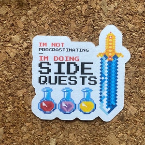 Je ne procrastine pas - Je fais des quêtes secondaires Sticker jeux vidéo Sticker gamer Sticker gamer Sticker pixel art - Finition mate