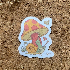 Schnecke sitzt unter einem Pilz und spielt Banjo Aufkleber Schnecke Aufkleber Retro Aufkleber Vintage Style Aufkleber - Mattes Finish