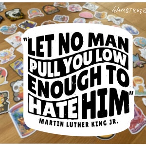 Non permettere a nessun uomo di trascinarti così in basso da odiarlo Adesivo con citazione di Martin Luther King Adesivo motivazionale Adesivo artistico con citazione ispiratrice