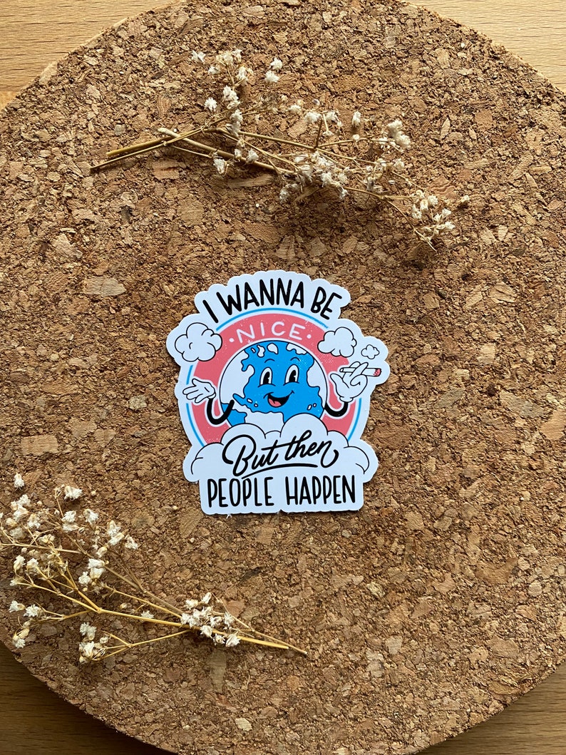 Pode incluir: Um adesivo com um personagem de terra de desenho animado com um bal&atilde;o de pensamento que diz "Eu quero ser legal. Mas ent&atilde;o as pessoas acontecem."