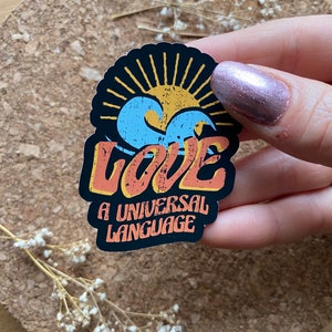 Liebe ist eine universelle Sprache Aufkleber LGBTQ Aufkleber Retro 80er Jahre Aufkleber Retro Sunset Aufkleber - Mattes Finish