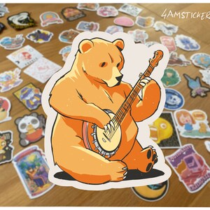 Word gezellig met onze bruine beer sticker banjo gitaar schattige kleine pluizige bruine beer die banjo speelt sticker Wildlife sticker cartoon sticker