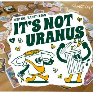 Könnte beinhalten: Ein weißer Aufkleber mit grünem Text, der "Keep the planet clean. It's not Uranus." lautet. Eine Cartoon-Illustration einer Dose mit einem Gesicht und einer Mülltonne mit einem Gesicht. Die Dose hält eine Schere und die Mülltonne hält ein Stück Müll.