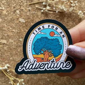 Pegatina "Es hora de una aventura" Pegatina para amantes de la naturaleza Pegatina para amantes de los campamentos al aire libre Pegatina de color retro - Acabado mate