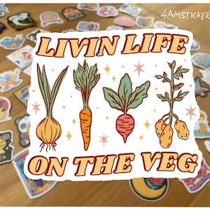 Autocollant drôle de légumes - Livin Life on the Veg - Adorable autocollant imperméable en vinyle ou en papier pour ordinateur portable, journal, Hydroflask, cadeau pour amateur de légumes