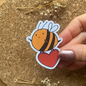 Niedliche Biene mit einem Herz-Aufkleber Bienenliebhaber-Aufkleber Roter Herz-Aufkleber Biene unterschiedlicher Aufkleber Farbstrich-Aufkleber Bunter Aufkleber - mattes Finish