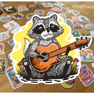 Leuke wasbeer gitaar spelen sticker buiten natuur sticker save the critters sticker bergen en wandelen sticker prullenbak panda sticker
