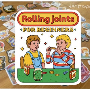 Puede incluir: Una pegatina de estilo retro con el texto "Rolling Joints for Beginners". La imagen presenta dos niños de dibujos animados, un tarro de hierbas verdes y un cartón de zumo. El fondo es una superficie de madera salpicada de varias pegatinas.