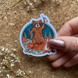 Pegatina de mapache para acampar Pegatina de mapache que come basura Pegatina divertida para acampar Pegatina para exteriores Pegatina para amantes de la naturaleza - Acabado mate