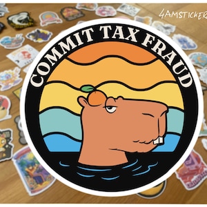 Puede incluir: Una pegatina redonda con un carpincho de dibujos animados en el agua, un fondo de puesta de sol y el texto "COMMIT TAX FRAUD". El carpincho es naranja con una expresión de suficiencia. La pegatina está rodeada de otras pegatinas.
