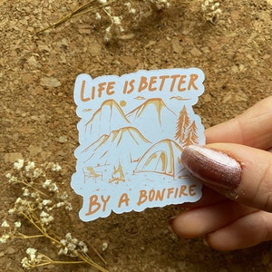 La vida es mejor junto a una hoguera Pegatina Amante de la naturaleza Pegatina para exteriores Pegatina para acampar Pegatina para amantes del camping - Acabado mate