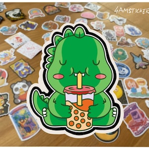 Niedlicher kleiner grüner Dinosaurier genießen Boba Tee Aufkleber Bubble Tea Aufkleber grüner Dinosaurier Aufkleber Trex Aufkleber Kunstwerk Cartoon Kunst Aufkleber