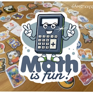Könnte beinhalten: Ein Aufkleber mit einem Cartoon-Taschenrechner mit Armen und Beinen, der ein Friedenszeichen zeigt. Der Text "Math is fun!" steht darunter. Verschiedene Aufkleber sind verstreut.