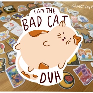 Sono l'adesivo del gatto cattivo, adesivo divertente del gatto, adesivo sarcastico del gatto, adesivo Hydroflask, adesivo per laptop, adesivo meme del gatto, adesivo opera d'arte della mamma del gatto