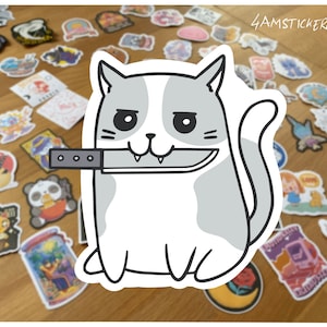 Sticker mignon chat gris et blanc avec un couteau dans la bouche Sticker chat sarcastique et drôle art tueur dangereux chat graphique maman chat autocollant