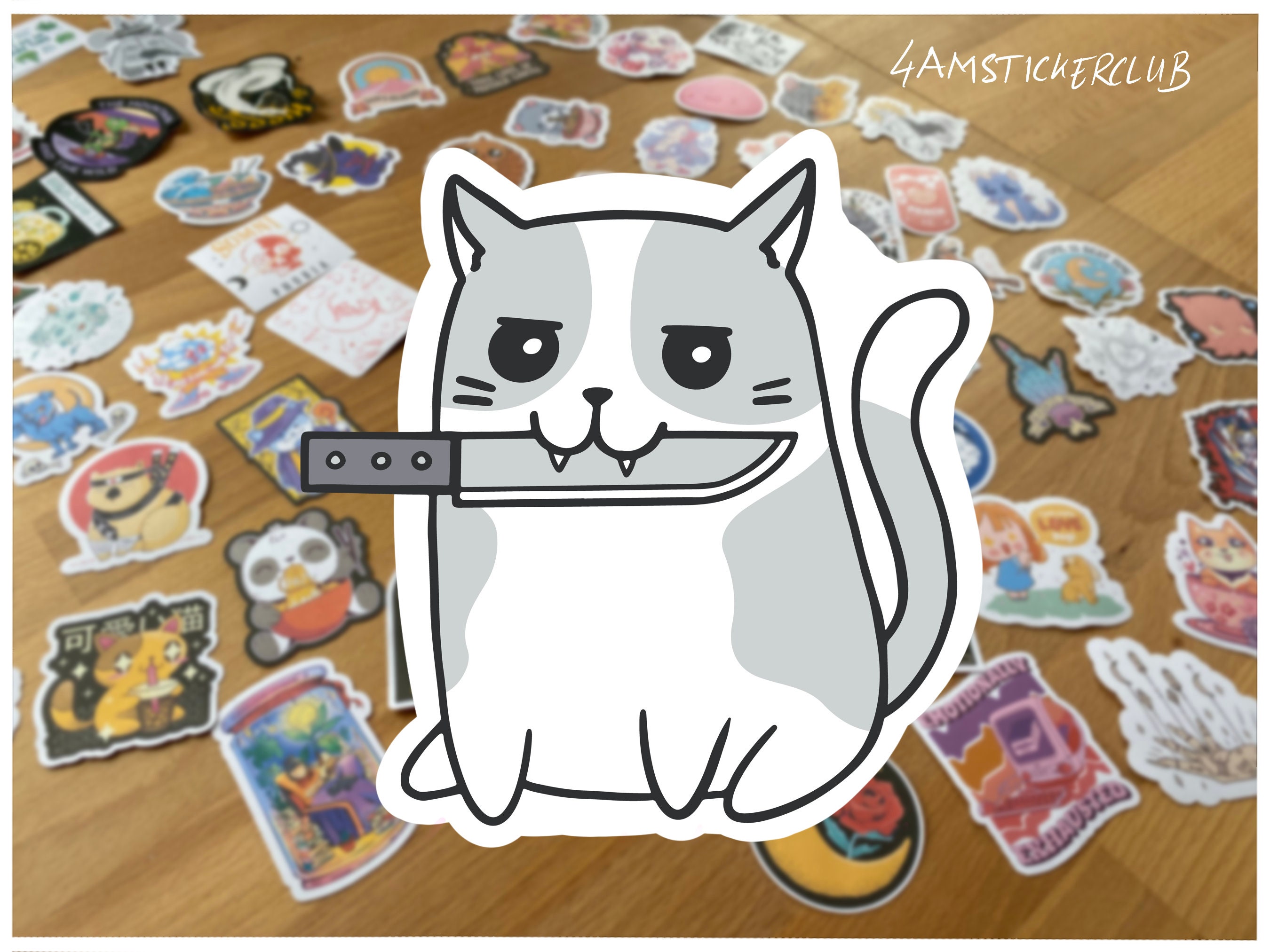 Lustige Katze mit Messer Aufkleber: Sarkastische Grafikkunst