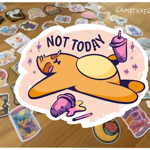 Puede incluir: Una pegatina con un mapache de dibujos animados acostado de espaldas con el texto "NOT TODAY" encima. El mapache lleva una diadema rosa y tiene una bebida rosa derramada a su lado. La pegatina tiene un esquema de color rosa, blanco y amarillo.