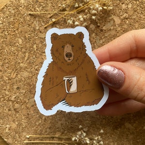 Adesivo orso bruno stanco che beve caffè Adesivo orso bruno divertente Adesivo colorato retrò Adesivo tratto colorato - Finitura opaca
