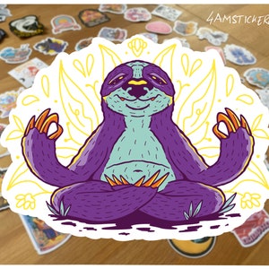 Ontspannen paarse luiaard doet yoga en meditatie sticker namaste en lotusbloem sticker schattige luiaard kunst sticker voor yoga en luiaard fans