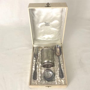 Conjunto completo de regalo para bautizo en metal plateado con el monograma FB BF, el nombre Fabienne, artesanía francesa antigua vintage, hermanos Wegelin